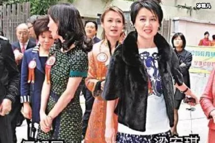 豪门内战：四太长女和三太同行，选择和何猷君反目？